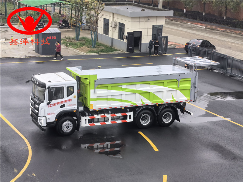 東風華神后八輪污泥自卸車